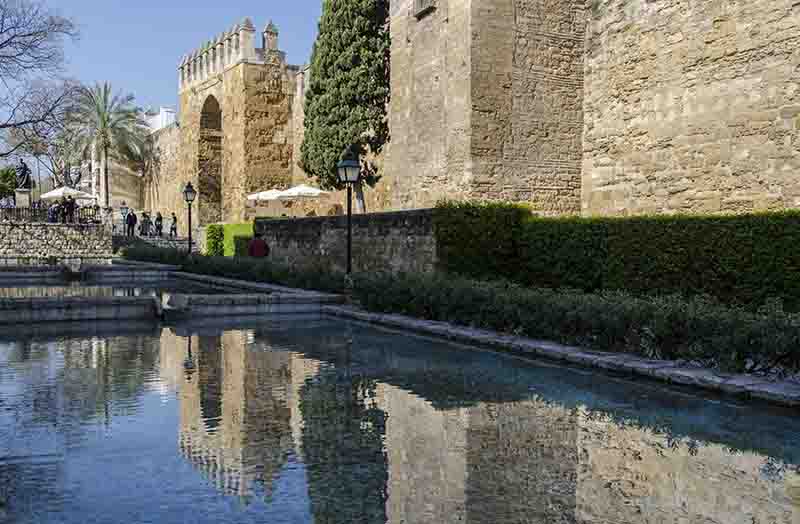 Córdoba 159 - Puerta Almodóvar y calle Cairuan.jpg